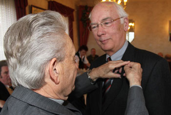 Dieter Hohmann erhält die Ehrennadel in Bronze, angesteckt von Friedrich Hedtmann!